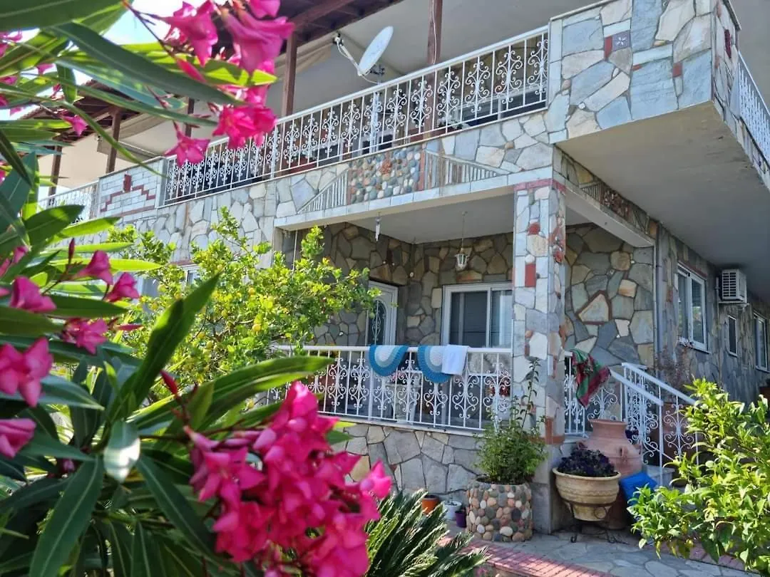 Apartments Julija Γερακινή