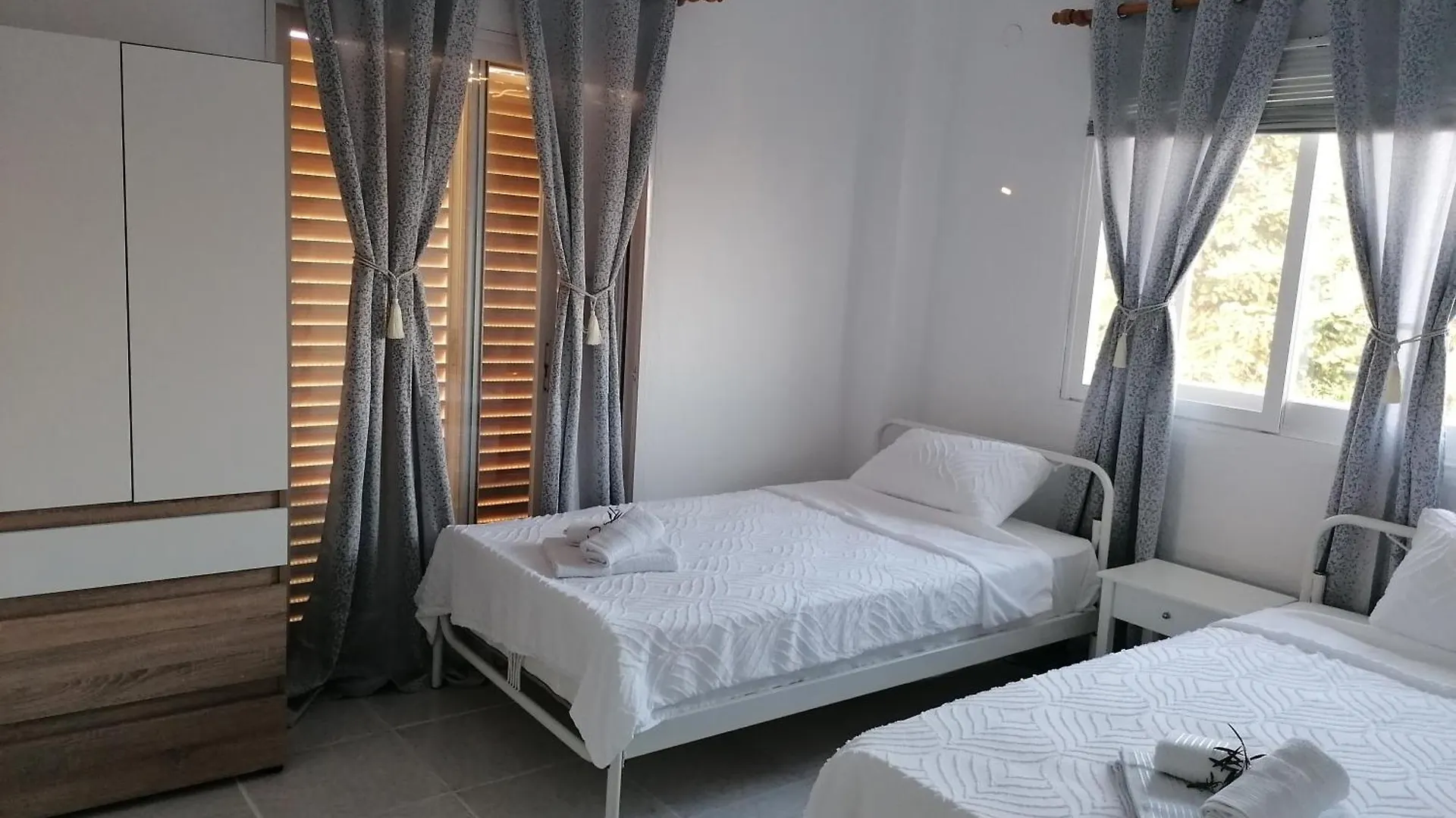 Apartments Julija Γερακινή
